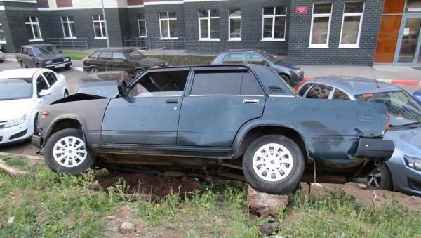 Пьяный водитель ВАЗ-2107 сбил столб и повредил четыре машины в Ижевске