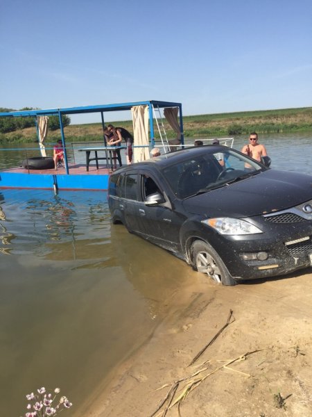 Воронежцы высмеяли внедорожник, въехавший в воду на пляже
