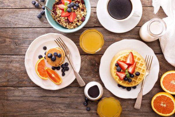 Ученые рассказали, как поздний завтрак и ранний ужин помогут похудеть