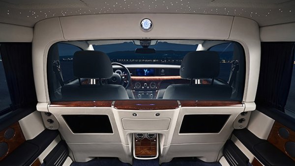 Седан Rolls-Royce Phantom получил удлиненную версию с перегородкой в салоне