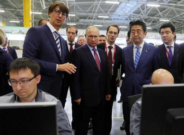 Путин и Абэ запустили производство двигателей Mazda в России