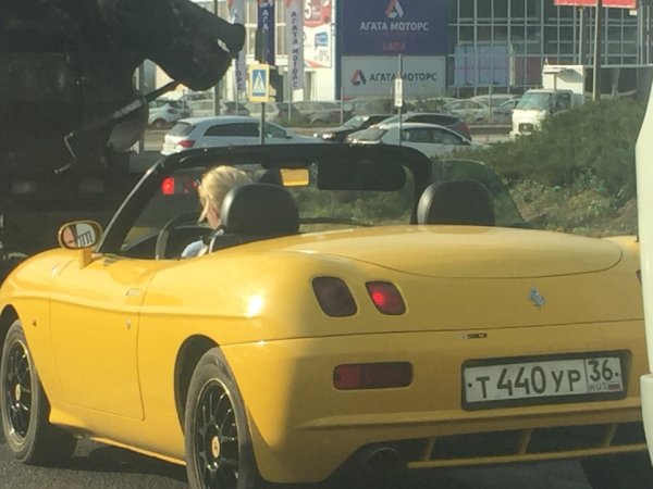 Блондинку за рулём «почти Ferrari» заметили в Воронеже