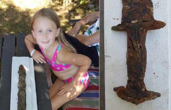 Восьмилетняя девочка из Швеции нашла у озера древний меч викингов