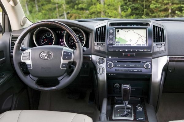 «Не ведро, а легенда»: Блогер высоко оценил старый Toyota Land Cruiser 200