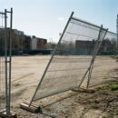 На Старостина наклонился забор у площадки для несостоявшегося спорткомплекса
